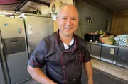 Koch Yannick Vienne findet in seinem Beruf zu seinen chinesischen Wurzeln zur&uuml;ck.
