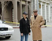Das Treffen von Anthony DiNozzo, Sr. (Robert Wagner, r.) mit seinem Sohn Tony in einem Hotel wird jäh unterbrochen, als ein Mann in der Uniform eines Navy-Commanders aus dem Eingang flüchtet und kurze Zeit später tot ist. Bishop (Emily Wickersham, l.) und das Team sind sofort zur Stelle ... Das Treffen von Anthony DiNozzo, Sr. (Robert Wagner, r.) mit seinem Sohn Tony in einem Hotel wird jäh unterbrochen, als ein Mann in der Uniform eines Navy-Commanders aus dem Eingang flüchtet und kurze Zeit später tot ist. Bishop (Emily Wickersham, l.) und das Team sind sofort zur Stelle ...