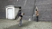 Franz (Thomas Kramer, re) und ein B&uuml;rger (Matthias Winde, li) stehen ratlos vor dem Staudamm.