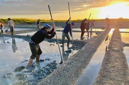 Die ber&uuml;hmten Salzg&auml;rten von Noirmoutier m&uuml;ssen jedes Fr&uuml;hjahr m&uuml;hsam gereinigt und instand gesetzt werden. Saunier &ndash; Salzbauer &ndash; ist ein k&ouml;rperlich anstrengender Beruf, der ohne moderne Technik auskommen muss.