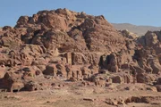 Als Petra im 19. Jahrhundert von europ&auml;ischen Forschungsreisenden entdeckt wurde, gab sie zun&auml;chst R&auml;tsel auf: Ihre Architektur erinnerte an die gr&ouml;&szlig;ten Geb&auml;ude Roms oder Alexandriens, doch die Zivilisation, die sie hervorgebracht hatte, war v&ouml;llig unbekannt.