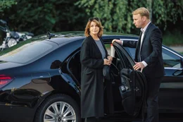 Durch ihre Treffen mit Martin Scheerer, zu denen der Chauffeur Herr Schneider (Florian Karlheim, r.) sie f&auml;hrt, stellt Charlotte Kler (Senta Berger, l.) ihre Ehe zunehmend in Frage.