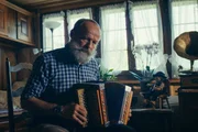 Alois Lüönd in seinem Wohnzimmer in Ingenbohl SZ. Schwyzerörgeler, Mitglied der legendären «Mosibuebä Alois Lüönd in seinem Wohnzimmer in Ingenbohl SZ. Schwyzerörgeler, Mitglied der legendären «Mosibuebä