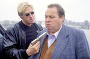 Der Bodyguard von Uwe Hansen, Bernd Hacker (Norbert Heisterkamp, li.), stoppt den Wagen von Claudia und Gottfried Engel (Ottfried Fischer), um Engel freundlich zu &bdquo;bitten&ldquo;, ihm doch zu folgen.