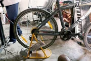 Um den Cinécyclo mit Energie zu füttern, muss man sich aufs Fahrrad schwingen und die Pedale in Bewegung setzen. Um den Cinécyclo mit Energie zu füttern, muss man sich aufs Fahrrad schwingen und die Pedale in Bewegung setzen.