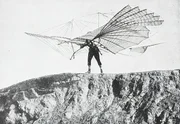 Dieses Bild zeigt den deutschen Luftfahrtpionier Otto Lilienthal, wie er sich auf einen Testflug mit einem seiner Gleitflugzeugentw&uuml;rfe vorbereitet.