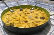 Ein Polenta-Gratin, ein traditionelles griechisches Bauerngericht, wird mit Kartoffeln, Butter, Fetakäse, der Wurstmischung Kavurma und Polenta zubereitet. Ein Polenta-Gratin, ein traditionelles griechisches Bauerngericht, wird mit Kartoffeln, Butter, Fetakäse, der Wurstmischung Kavurma und Polenta zubereitet.