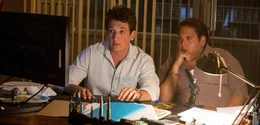 L-R: David Packouz (Miles Teller), Efraim Diveroli (Jonah Hill)