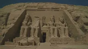Die vier Kolossalstatuen am Gro&szlig;en Tempel von Abu Simbel zeigen die g&ouml;ttlichen Aspekte Ramses&lsquo; des Zweiten.