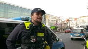 Jeffrey Lemke und sein Team &uuml;berwachen Berliner Waffen- und Messerverbotszonen durch anlasslose Kontrollen, die jedoch kontrovers diskutiert werden.