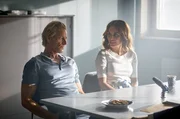 Henrik (Jonas Malmsjö) und Nora (Alexandra Rapaport) werden auf dem Polizeirevier von Nacka vernommen. Henrik (Jonas Malmsjö) und Nora (Alexandra Rapaport) werden auf dem Polizeirevier von Nacka vernommen.