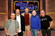 Moderator Kai Pflaume (M.) und seine Rateteam-Kapit&auml;ne Bernhard Ho&euml;cker (l.) und Elton (r.) begr&uuml;&szlig;en in dieser Sendung den Entertainer Horst Lichter (2.v.l.) und Fernsehkoch Johann Lafer (2.v.r.).