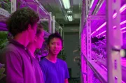 Gemeinsam mit Daren (re.) untersuchen Corentin (li.) und Coline (Mi.) ein System, das die Kultivierung auf kleinem Raum mit weniger Wasser erm&ouml;glicht: Aquaponik.