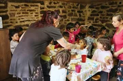 Jenny mit Marussa und ihrer Schwester Kassandra – die beiden hatte sie in Obhut nehmen lassen - sowie deren Pflegemutter Jenny mit Marussa und ihrer Schwester Kassandra – die beiden hatte sie in Obhut nehmen lassen - sowie deren Pflegemutter