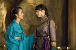 Mutter und Tochter: Zi Yuan (Michelle Yeoh, l.) k&auml;mpft gemeinsam mit Lin (Isabella Leong, r.) gegen die Widerauferstehung des Drachenkaisers Han.