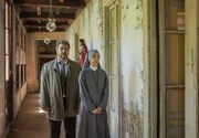Antonio Monte (Andrea Pennacchi) wird bei seinen Ermittlungen im Kloster von Schwester Ines (Marial Bajma) begleitet. Antonio Monte (Andrea Pennacchi) wird bei seinen Ermittlungen im Kloster von Schwester Ines (Marial Bajma) begleitet.