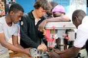 Bei seinem Zwischenstopp in Dakar besucht Corentin (Mi.) auch das Recycling-Paradies im Stadtviertel Colobane und erfährt, wie Wind zur Stromerzeugung dienen und somit die Bewässerungspumpe auf dem Katamaran antreiben kann. Bei seinem Zwischenstopp in Dakar besucht Corentin (Mi.) auch das Recycling-Paradies im Stadtviertel Colobane und erfährt, wie Wind zur Stromerzeugung dienen und somit die Bewässerungspumpe auf dem Katamaran antreiben kann.