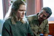 Nach der EKT-Behandlung hat Genevieve (Harriet Dyer) keine Erinnerung mehr an ihre Ehe mit Raff (Ryan Corr). Nach der EKT-Behandlung hat Genevieve (Harriet Dyer) keine Erinnerung mehr an ihre Ehe mit Raff (Ryan Corr).