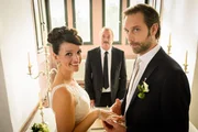 Jenny (Kaja Schmidt-Tychsen) macht Erik (Alexander Wüst) ein wunderschönes Eheversprechen, bevor sie ihm vor dem Standesbeamten (Komparse) feierlich das Ja-Wort gibt. Jenny (Kaja Schmidt-Tychsen) macht Erik (Alexander Wüst) ein wunderschönes Eheversprechen, bevor sie ihm vor dem Standesbeamten (Komparse) feierlich das Ja-Wort gibt.
