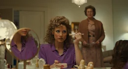 Jessica Chastain als Tammy Faye Bakker (l.)