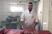 Küchenchef İbrahim Halil Haliloğlu erklärt, was den Kebab als großen Klassiker der türkischen Küche ausmacht – eine Spezialität, die keineswegs mit dem Döner zu verwechseln ist! Küchenchef İbrahim Halil Haliloğlu erklärt, was den Kebab als großen Klassiker der türkischen Küche ausmacht – eine Spezialität, die keineswegs mit dem Döner zu verwechseln ist!