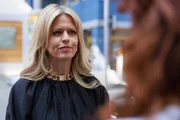 Patrizia (Miriam Lahnstein) freut sich über die Ahnungslosigkeit der Schilleralleeler. Patrizia (Miriam Lahnstein) freut sich über die Ahnungslosigkeit der Schilleralleeler.