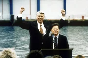 Im Auftrag des Bürgermeisters (Barry Bostwick, l.) hält Michael Flaherty (Michael J. Fox, r.) eine vielversprechende Rede ... Im Auftrag des Bürgermeisters (Barry Bostwick, l.) hält Michael Flaherty (Michael J. Fox, r.) eine vielversprechende Rede ...