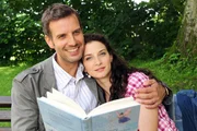 Nils (Florian Stadler, l.) freut sich sehr dar&uuml;ber Vater zu werden, doch Elena (Lili Gesler, r.) f&uuml;hlt sich etwas &uuml;berfordert.