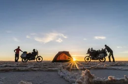 Joey (Josephine Flohr) und Daniel (Daniel Rintz) in der "Salar de Uyuni", der gr&ouml;&szlig;ten Salzebene der Welt in Bolivien.