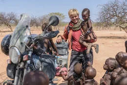 Joey (Josephine Flohr) mit Kindern eines traditionellen Himba-Dorfes in Namibia.