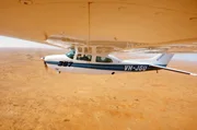 Die Buschpilotin Hannah Jane Cash fliegt Touristen zu den W&uuml;stenattraktionen des Outbacks. W&auml;hrend der Saison fliegt sie t&auml;glich sechs bis sieben Stunden.