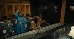 Jessica Chastain als Tammy Faye Bakker und Mark Wystrach als Gary Paxton