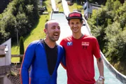 v.li.: Pascal Kitzmüller und Manuel Fettner während Servus TV's “Lasst's ma's schee griaßn” in Natters, Tirol, Österreich am 10.Juli 2023 v.li.: Pascal Kitzmüller und Manuel Fettner während Servus TV's “Lasst's ma's schee griaßn” in Natters, Tirol, Österreich am 10.Juli 2023