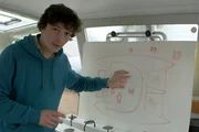 Corentin de Chatelperron erklärt, wie seine Crew sich auf dem Katamaran dank eigenen Hühnern, Spirulina-Algen und Kompostierung autark ernähren wird. Corentin de Chatelperron erklärt, wie seine Crew sich auf dem Katamaran dank eigenen Hühnern, Spirulina-Algen und Kompostierung autark ernähren wird.