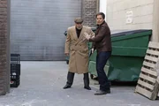 Eigentlich wollten sie sich privat treffen - doch auf einmal finden sie sich mitten in einem Kriminalfall wieder: Tony (Michael Weatherly, r.) und sein Vater Anthony DiNozzo, Sr. (Robert Wagner, r.) ... Eigentlich wollten sie sich privat treffen - doch auf einmal finden sie sich mitten in einem Kriminalfall wieder: Tony (Michael Weatherly, r.) und sein Vater Anthony DiNozzo, Sr. (Robert Wagner, r.) ...