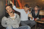 Patrick (Bj&ouml;rn Harras, r.) versucht Gerner (Wolfgang Bahro, M.) davon abzuhalten, sich an Murat (Cem Erzican) zu r&auml;chen.