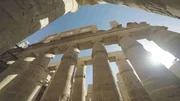 Als Zeichen seiner Loyalität zu Amun-Re, der in der 19. Dynastie wieder zum Hauptgott erhoben wurde, lässt Sethos I. in dessen Tempelbezirk in Karnak die Große Säulenhalle errichten. Als Zeichen seiner Loyalität zu Amun-Re, der in der 19. Dynastie wieder zum Hauptgott erhoben wurde, lässt Sethos I. in dessen Tempelbezirk in Karnak die Große Säulenhalle errichten.