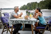 In der Beziehung zwischen Alexander (Nicolai Cleve Broche) und Karro (Anna Sise) läuft es gerade ganz gut. Oder hängt Alexander etwa doch noch an Nora? In der Beziehung zwischen Alexander (Nicolai Cleve Broche) und Karro (Anna Sise) läuft es gerade ganz gut. Oder hängt Alexander etwa doch noch an Nora?