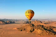 Im Wadi Rum gibt es den einzigen Hei&szlig;luftballon Jordaniens. Der Flug &uuml;ber das Wadi Rum, &bdquo;Tal des Mondes&ldquo;, ist ein ganz besonderes Erlebnis.
