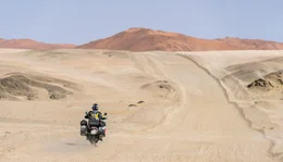 Eine Herausforderung selbst f&uuml;r erfahrene Motorradfahrer (Daniel Rintz) ist Sand unter den R&auml;dern, wie hier in der bolivianischen W&uuml;ste.