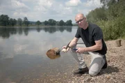 Für den Geologen Jan-Michael Lange ist die Elbe eine Schatztruhe: Er sucht das Ufer nach Halbedelsteinen ab. Die Funde erzählen viel über Vergangenheit und Verlauf des Flusses. Für den Geologen Jan-Michael Lange ist die Elbe eine Schatztruhe: Er sucht das Ufer nach Halbedelsteinen ab. Die Funde erzählen viel über Vergangenheit und Verlauf des Flusses.