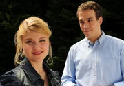 Xaver (Jan van Weyde, r.) schl&auml;gt Mandy (Lara Mandoki, l.) vor, ihn zum Gottesdienst zu begleiten.