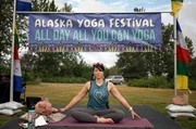 Seit drei Jahren unterrichtet Jamie Yoga. Es hilft ihr auch beim Fliegen: Es versetzt sie in die Lage, in den Moment einzutauchen, präsent und fokussiert zu sein. Seit drei Jahren unterrichtet Jamie Yoga. Es hilft ihr auch beim Fliegen: Es versetzt sie in die Lage, in den Moment einzutauchen, präsent und fokussiert zu sein.