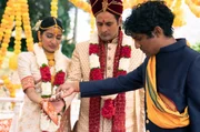 Die Hochzeit von Renuka (Monica Kumar, li.) und Kiran (Nicholas Brown, Mi.) wird für Nik (Rudi Dharmalingam, re.) zur Zerreißprobe. Die Hochzeit von Renuka (Monica Kumar, li.) und Kiran (Nicholas Brown, Mi.) wird für Nik (Rudi Dharmalingam, re.) zur Zerreißprobe.