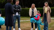 Geburtstagsgeschenke für Ava (Frida Krehnke, 2.v.r.): das beste Geschenk kommt von Papa Finn (Martin Walde, 2.v.l.). Geburtstagsgeschenke für Ava (Frida Krehnke, 2.v.r.): das beste Geschenk kommt von Papa Finn (Martin Walde, 2.v.l.).
