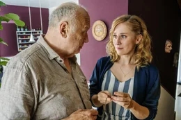 Martin Scheerer (Thomas Thieme) und seine Tochter Grit (Marlene Morreis) haben ein inniges Verh&auml;ltnis. Der Tod von Martins Frau schmerzt noch sehr.