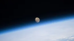 Dieses Foto zeigt einen abnehmenden Mond, der hinter dem Horizont der Erde versinkt; aufgenommen wurde es von einem Besatzungsmitglied an Bord der Internationalen Raumstation (ISS).