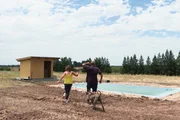 DOK - Auf und davon Staffel 11 (2020) Folge 7 Susanne und Ruedi Althaus springen in ihren Swimmingpool. DOK - Auf und davon Staffel 11 (2020) Folge 7 Susanne und Ruedi Althaus springen in ihren Swimmingpool.