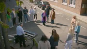 Simone (Tatjana Clasing, M.) l&auml;sst sich von Daniela (Berrit Arnold, rechts oben) zu einer Verr&uuml;cktheit hinrei&szlig;en.