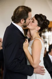 Nach allen Hürden und Schwierigkeiten, die sie überwunden haben, geben sich Erik (Alexander Wüst) und Jenny (Kaja Schmidt-Tychsen) das Ja-Wort und besiegeln ihr Glück mit einem Kuss. Nach allen Hürden und Schwierigkeiten, die sie überwunden haben, geben sich Erik (Alexander Wüst) und Jenny (Kaja Schmidt-Tychsen) das Ja-Wort und besiegeln ihr Glück mit einem Kuss.